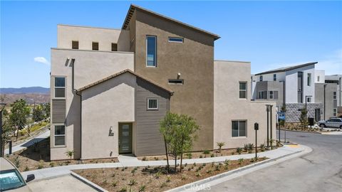 Photo of 27503 Golden Currant Pl, Valencia, CA 91381 (MLS # SR25240292)