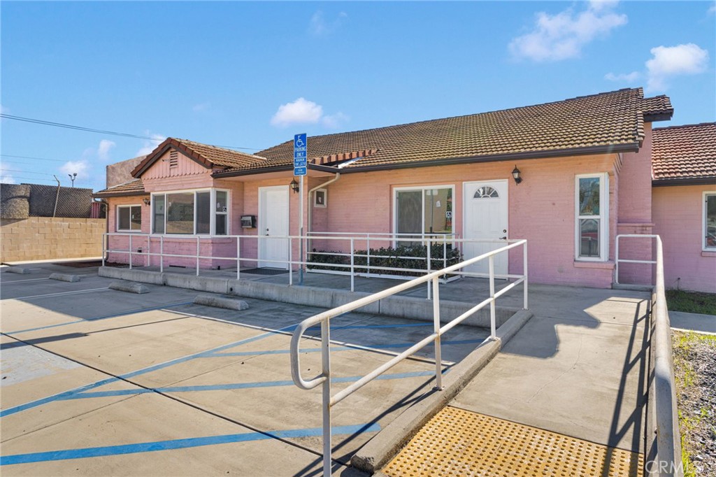 943 W Holt Boulevard