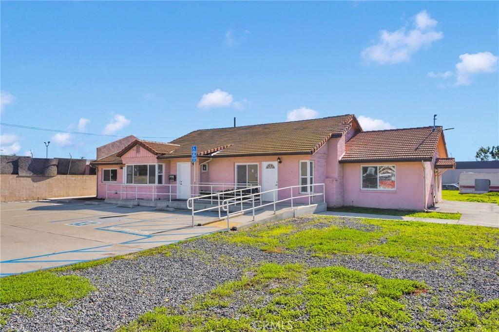 943 W Holt Boulevard