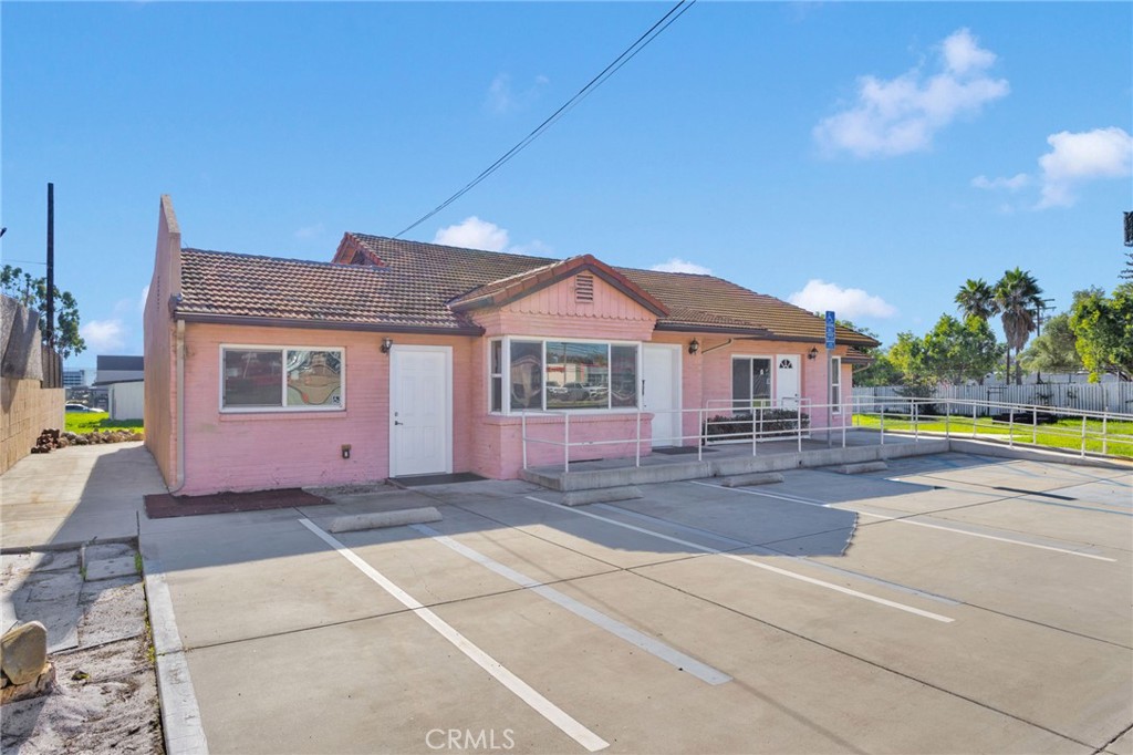 943 W Holt Boulevard