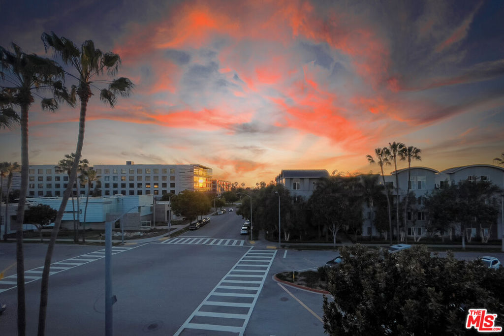 5350 Playa Vista Drive 14