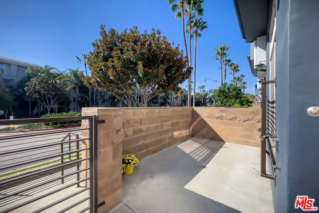 5350 Playa Vista Drive 14