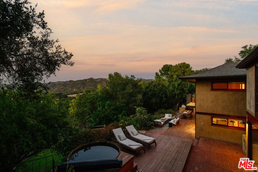 Photo of 21071 Waveview Drive, Topanga, CA 90290 (MLS # 26986285)