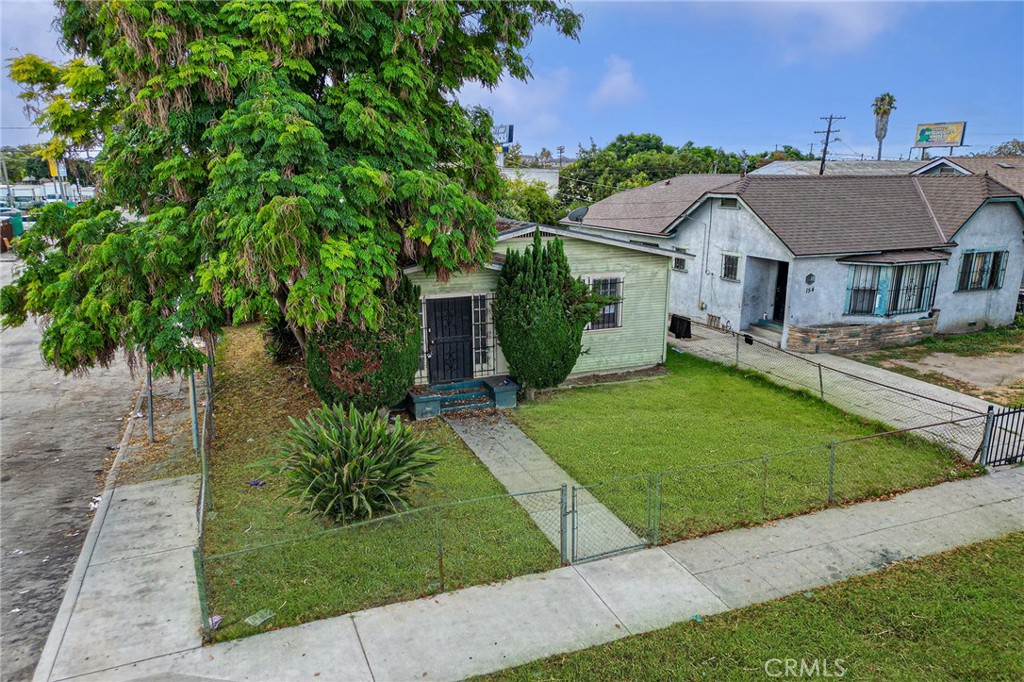 Great Investment Opportunity in Los Angeles! This Duplex offers excellent potential with two separate houses situated on a fenced corner lot.
Each unit features 2 bedrooms and 1 bathroom. The rear unit includes a converted attached one-car garage, now functioning as an additional room with a bathroom — ideal for extra rental income or guest space. Plenty of potential for value-add or redevelopment. Cash Only Deal – Property will not qualify for traditional financing. Serious investors only. Close to schools, parks and the freeways. Don’t miss your chance to Own a great investment property!