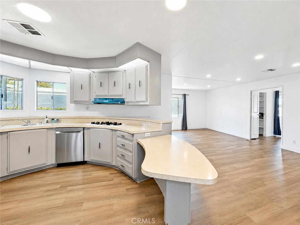 2550 E Avenue I 85