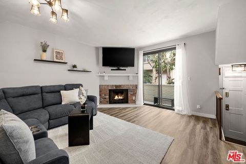 Photo of 6540 Hayvenhurst Avenue #3, Lake Balboa, CA 91406 (MLS # 26653605)