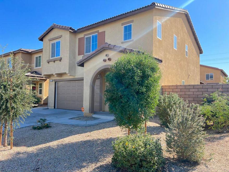 Long-Term Rental AvailableLocated in the desirable community of Escondida Pointe in the City of Coachella, this end-lot home offers extra privacy with no neighbors on one side. Featuring an open floor plan, the property includes 3 bedrooms, 2.5 bathrooms, and a versatile loft on the second floor.The spacious layout boasts a two-car garage, a large yard with a covered patio, and comes complete with refrigerator, washer, dryer, and solar for added value and efficiency.Perfect for comfortable living with modern conveniences and extra outdoor space.---------------------------------------------------------Renta a Largo Plazo DisponibleUbicada en la comunidad deseable de Escondida Pointe en la ciudad de Coachella, esta casa en lote de esquina ofrece mayor privacidad al no tener vecinos en un lado. Cuenta con un diseno de concepto abierto, con 3 recamaras, 2.5 banos y un loft en el segundo piso.La propiedad incluye un garage para dos autos, un amplio patio con area cubierta, y se renta con refrigerador, lavadora, secadora y sistema solar, brindando comodidad y eficiencia.Ideal para vivir con confort, espacio y conveniencia moderna.