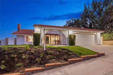 Photo of 27403 Garza Drive, Saugus, CA 91350 (MLS # SR26185591)