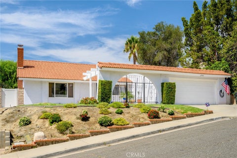 Photo of 27403 Garza Drive, Saugus, CA 91350 (MLS # SR26185591)