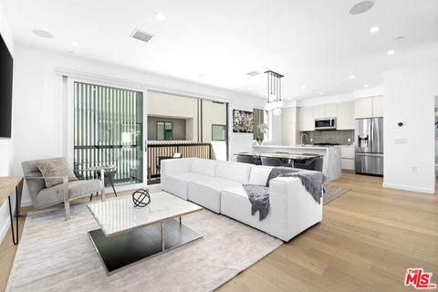 Photo of 1232 1/2 N Sycamore Avenue, Los Angeles, CA 90038 (MLS # 26659493)