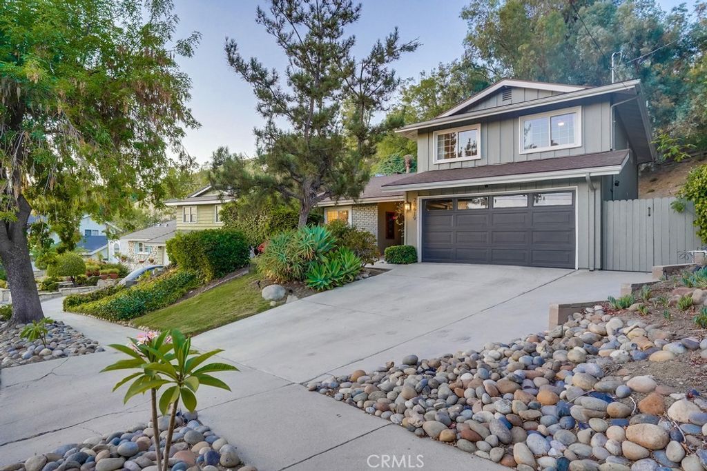 Photo of 20619 Martha Street, Woodland Hills, CA 91367 (MLS # SR26006419)