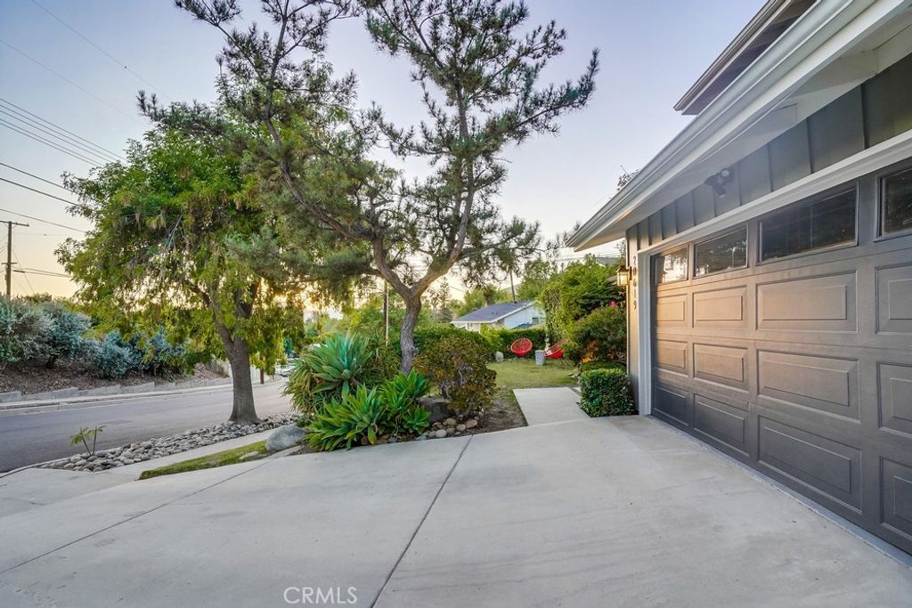 Photo of 20619 Martha Street, Woodland Hills, CA 91367 (MLS # SR26006419)