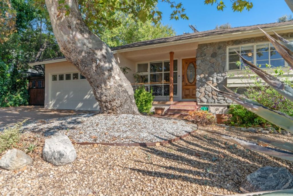 Photo of 4620 Willalee Ave, La Crescenta, CA 91214 (MLS # BB25255554)
