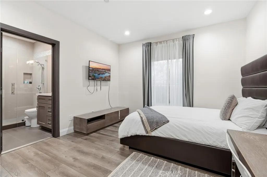 Burbank, California 91506, United States, 4 Bedrooms Bedrooms, ,5 BathroomsBathrooms,Residential,Active,235305