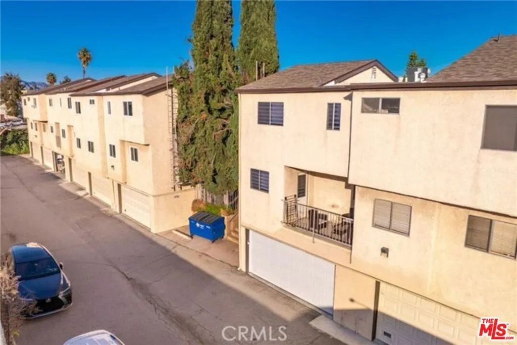 Van Nuys, California 91405, United States, 2 Bedrooms Bedrooms, ,3 BathroomsBathrooms,Residential,Active,237830