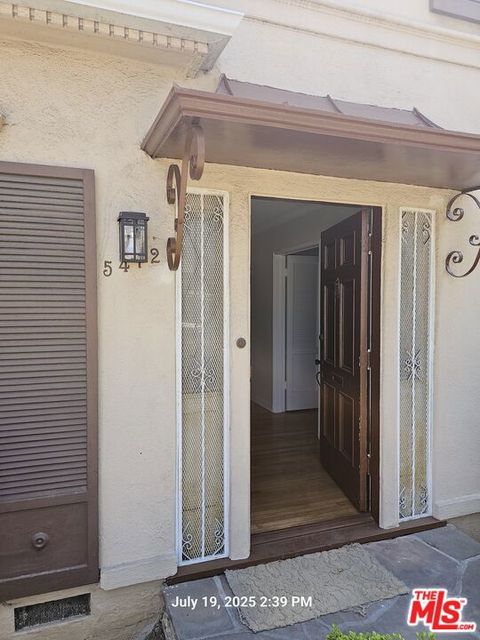 Photo of 5472 Edgewood Place, Los Angeles, CA 90019 (MLS # 25568185)