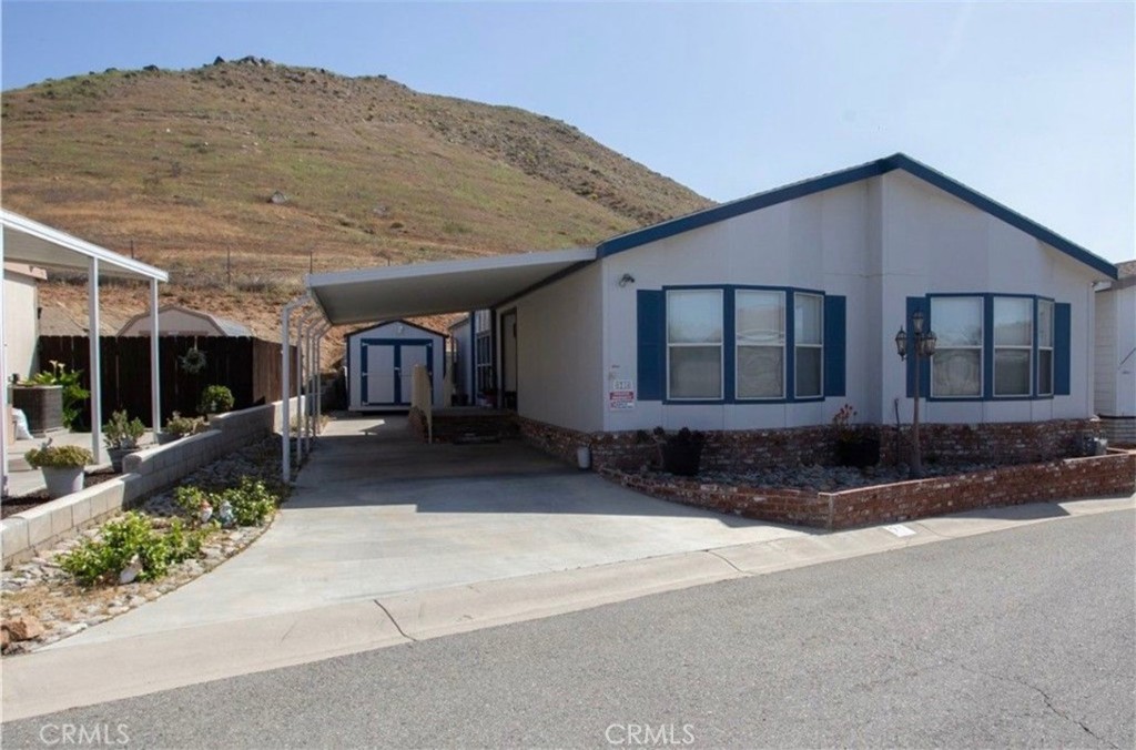 Welcome to this beautiful well-kept mobile home located in the highly desired area in Jurupa Valley. Home features 3 bedrooms, 2 baths with a spacious living room and kitchen. Good size master bedroom including walk-in closet and master bath with double sinks, soaking tub and a separate shower. Quiet community of Santiago Estates Park with amazing views, a nice club house, well-maintained swimming pool, playground, and recreation facilities. Less than 15 minutes away from UCR and Downtown Riverside. Don't miss out!