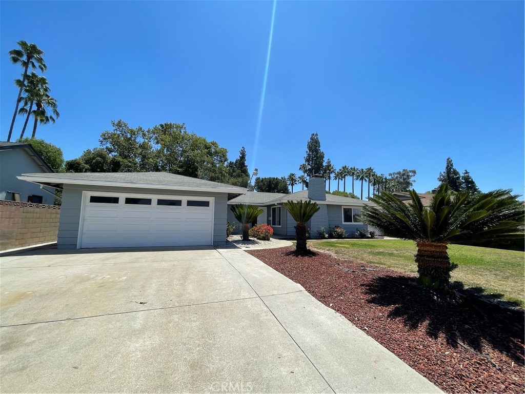 Single story home with a great floor plan, this home offers a bonus room/living room with a closet. Proximity to amenities and freeway, the home is in great condition and ready for a new family.