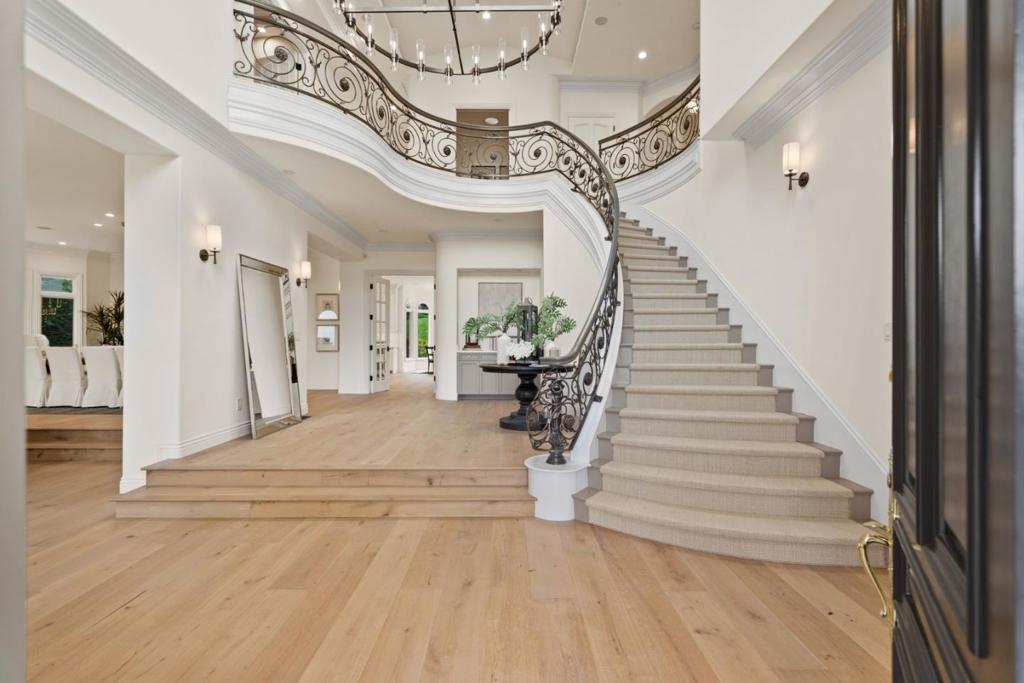 1535 Lakeview Drive