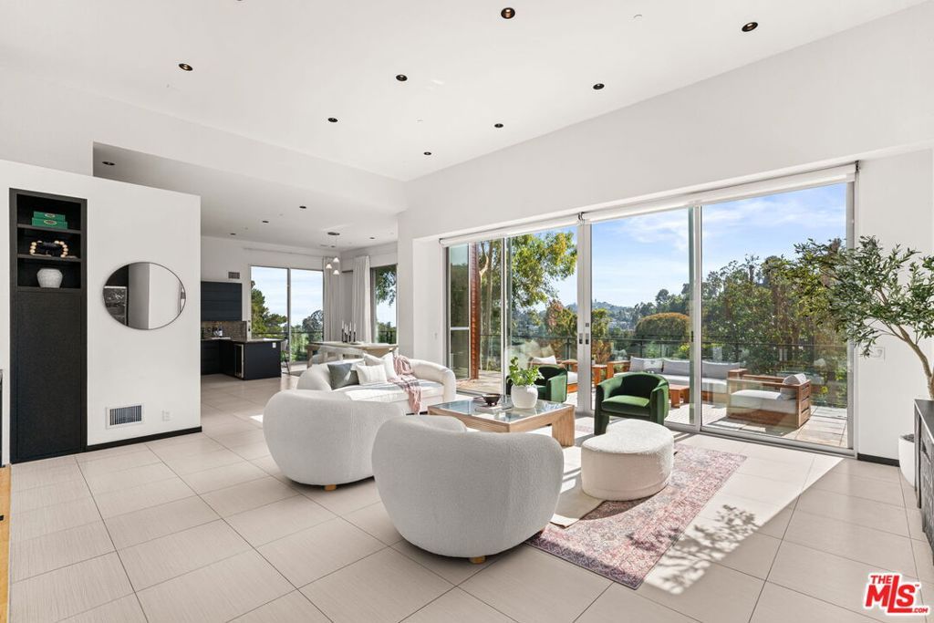 Photo of 933 Bluegrass Lane, Los Angeles, CA 90049 (MLS # 25568417)