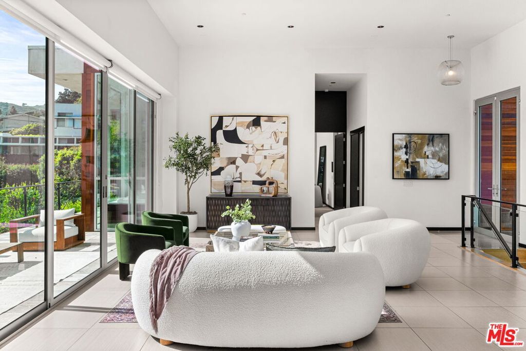 Photo of 933 Bluegrass Lane, Los Angeles, CA 90049 (MLS # 25568417)