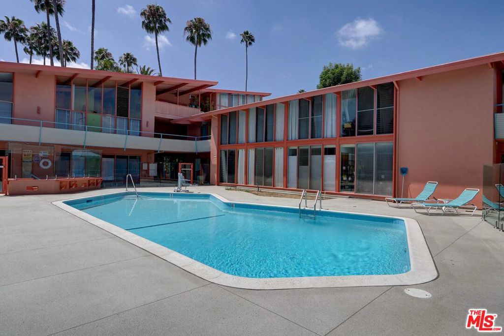 Properties 1 1400 N Hayworth Avenue 10
