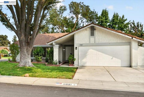 Photo of 9081 Meadowdale Way WAY, Elk Grove, CA 95624 (MLS # 41147020)