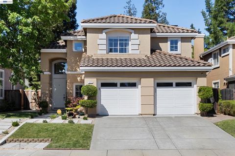Photo of 377 Squirrel Ridge Way, Danville, CA 94506 (MLS # 41139440)