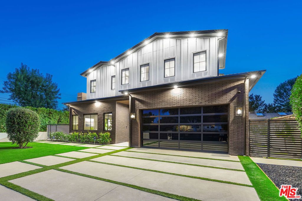 Photo of 5003 Mammoth Avenue, Sherman Oaks, CA 91423 (MLS # 25608149)