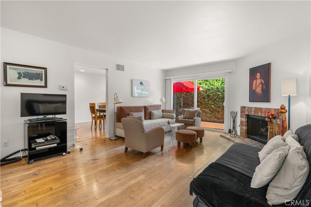 Photo of 18319 Collins St, Tarzana, CA 91356 (MLS # SR26046148)