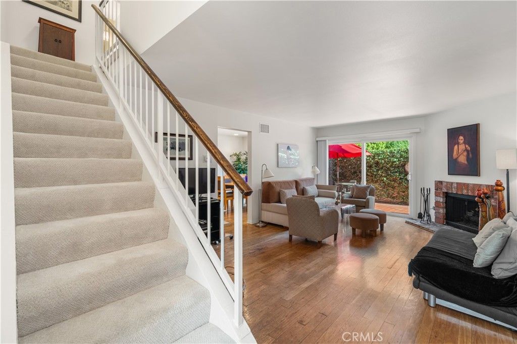 Photo of 18319 Collins St, Tarzana, CA 91356 (MLS # SR26046148)