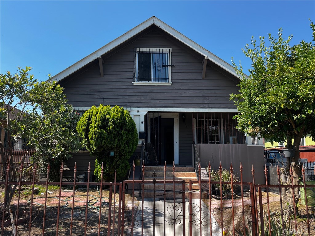 Welcome to West 42nd Place.
Bright and Spacious Family/ Dinning areas. Remodeled kitchen with new countertops and cabinets. Updated hardwood flooring throughout. Termite clearance.