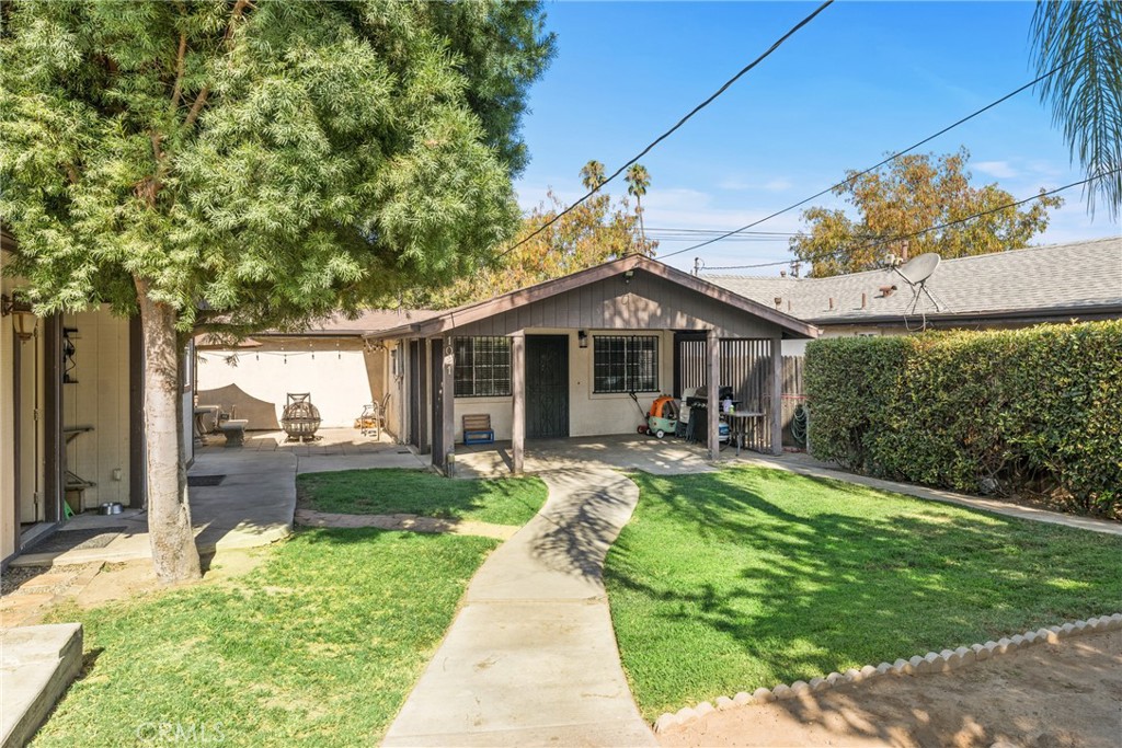 Charming single-story home in North Redlands featuring 2 bedrooms, 1 bathroom, and approximately 648 sq ft of living space on a huge 6,272 sq ft lot. Built in 1948, this property offers an inviting living area, kitchen with granite countertops, and a detached laundry room for added convenience.
Bonus alert! ?? There’s also a separate structure with a bedroom and bathroom—perfect for rental income, a private guest suite, or an office. The fully fenced yard with an electric gate provides privacy and security. Located near the University of Redlands, shopping, schools, and commuter-friendly freeway access, this property is a fantastic opportunity for first-time buyers, investors, or those looking for extra space and income potential!