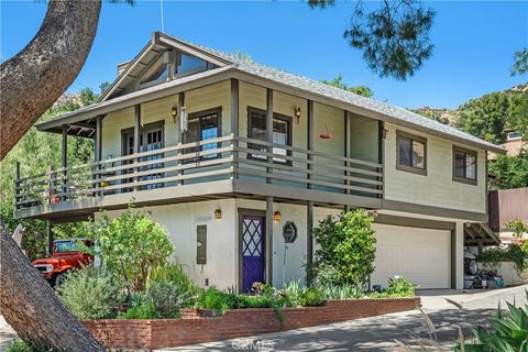 Photo of 9201 Grundy Lane, Chatsworth, CA 91311 (MLS # SR26026098)