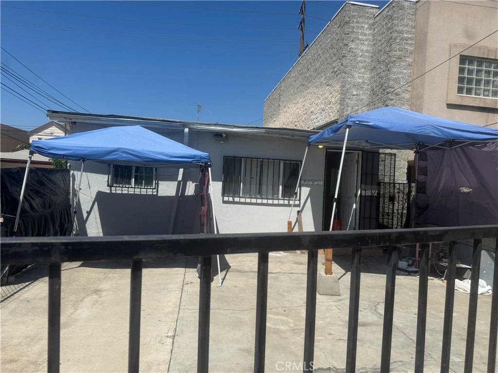 Fantastic mixed-use opportunity at 3314 Del Mar Avenue, centrally located in Rosemead! This unique property combines both residential comfort and commercial convenience, perfect for those seeking a versatile investment. Enjoy spacious living areas alongside flexible commercial spaces ideal for various business uses. Exceptional location near shops, restaurants, schools, and parks ensures maximum exposure and easy lifestyle balance. A rare find—don’t miss out! residential/store front Ready for your perfect retail shop and live in the back. or use as investment. Shows very well. Seller Motivated!