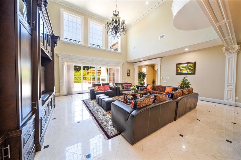 355 W Palm Dr