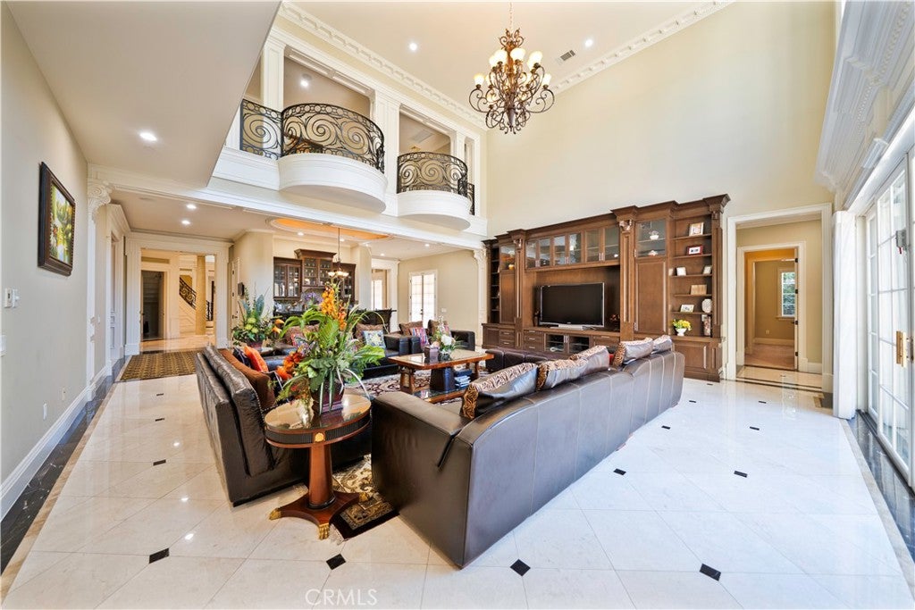 355 W Palm Dr