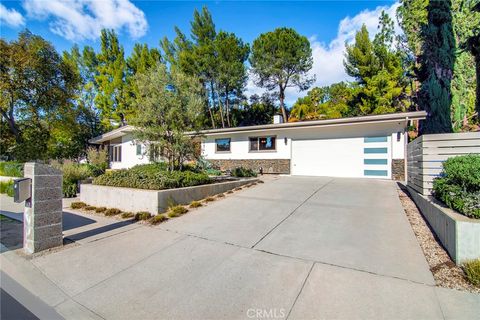 Photo of 4676 Arriba Drive, Tarzana, CA 91356 (MLS # SR26000256)