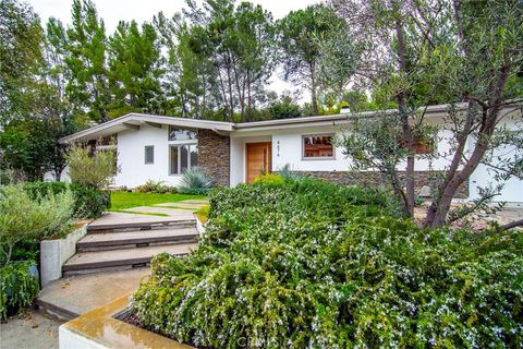 Photo of 4676 Arriba Drive, Tarzana, CA 91356 (MLS # SR26000256)