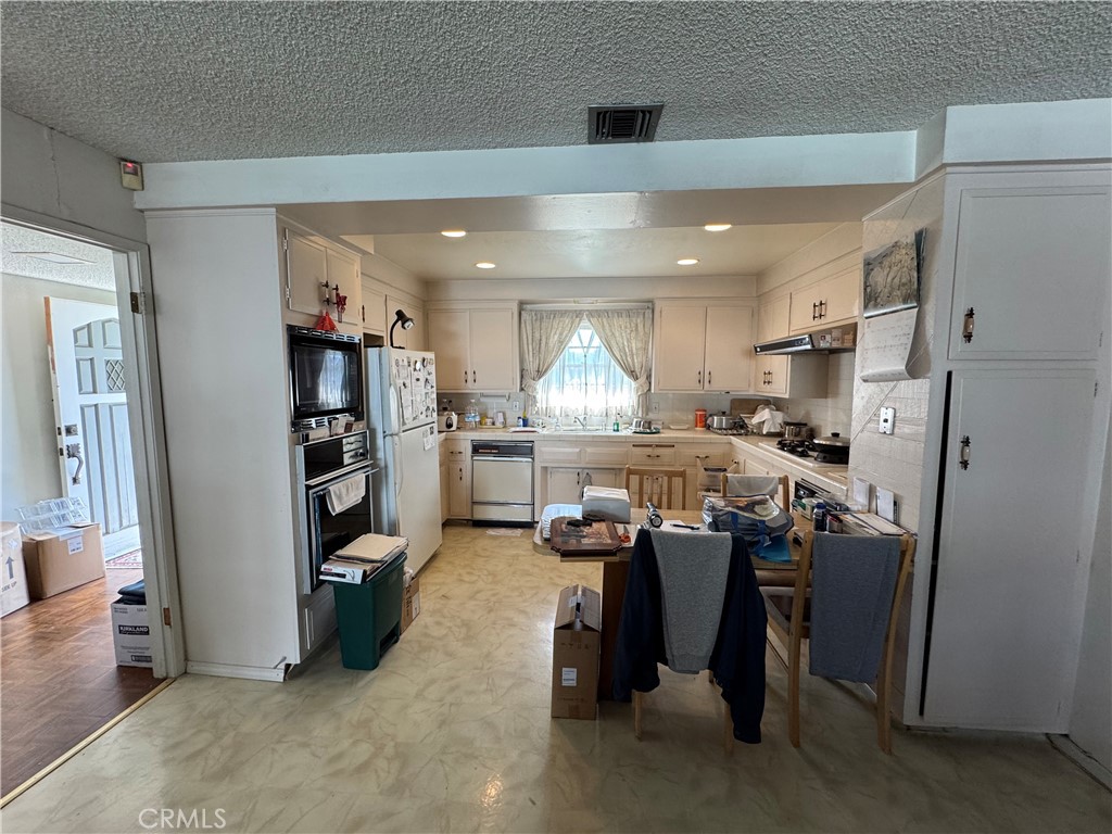 1041 E Grove Avenue
