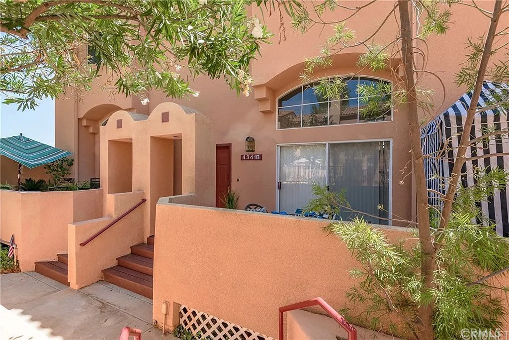 Charming Spanish-Style Townhome in Prime Calabasas Location!
Welcome to this beautifully updated 2-bedroom, 3-bathroom townhome in the serene Serenata community. Featuring vaulted ceilings, hardwood floors, and a cozy fireplace, the light-filled living space opens to a private patio with peaceful views of the pool and spa.
The modern kitchen boasts granite countertops, stainless steel appliances, and a breakfast bar perfect for casual dining. Upstairs, the spacious primary suite includes a walk-in closet and ensuite with double sinks and a glass walk-in shower. A versatile bonus room adds flexibility for a home office, gym, or guest space.
Additional highlights: direct-access 2-car garage, in-unit laundry, and central HVAC. Located on a quiet cul-de-sac just minutes from Gelson’s, top-rated Las Virgenes schools, the 101 freeway, and Malibu beaches.
Don’t miss this move-in ready