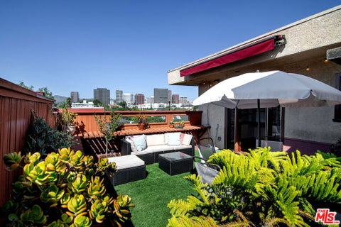 Photo of 1614 Veteran Avenue #301, Los Angeles, CA 90024 (MLS # 26105443)