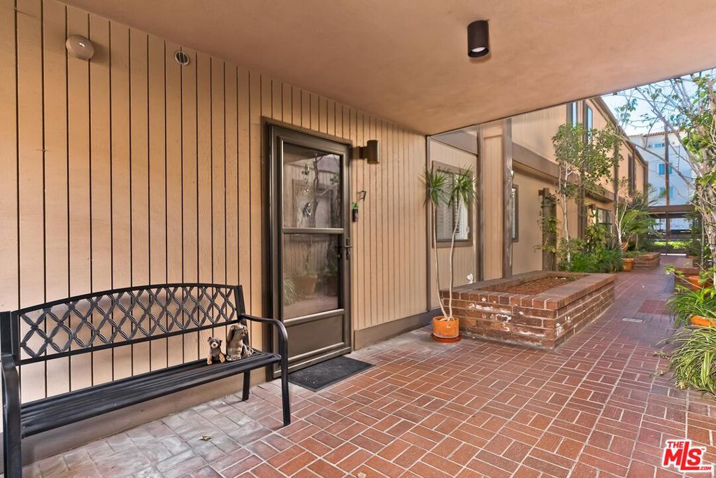 853 Larrabee Street 7