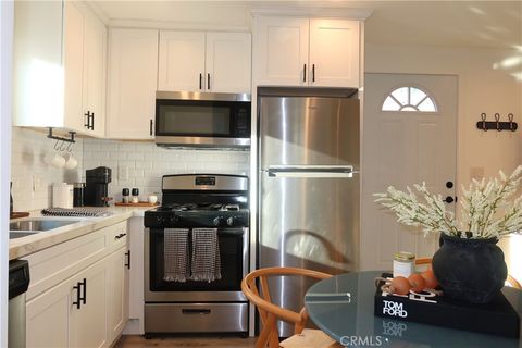 Photo of 6602 De Celis Pl Pl, Van Nuys, CA 91406 (MLS # OC26077920)