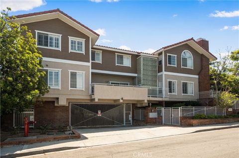 Tiny photo for 2006 Aviation Way #E, Redondo Beach, CA 90278 (MLS # SB25227339)