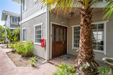 Tiny photo for 2006 Aviation Way #E, Redondo Beach, CA 90278 (MLS # SB25227339)