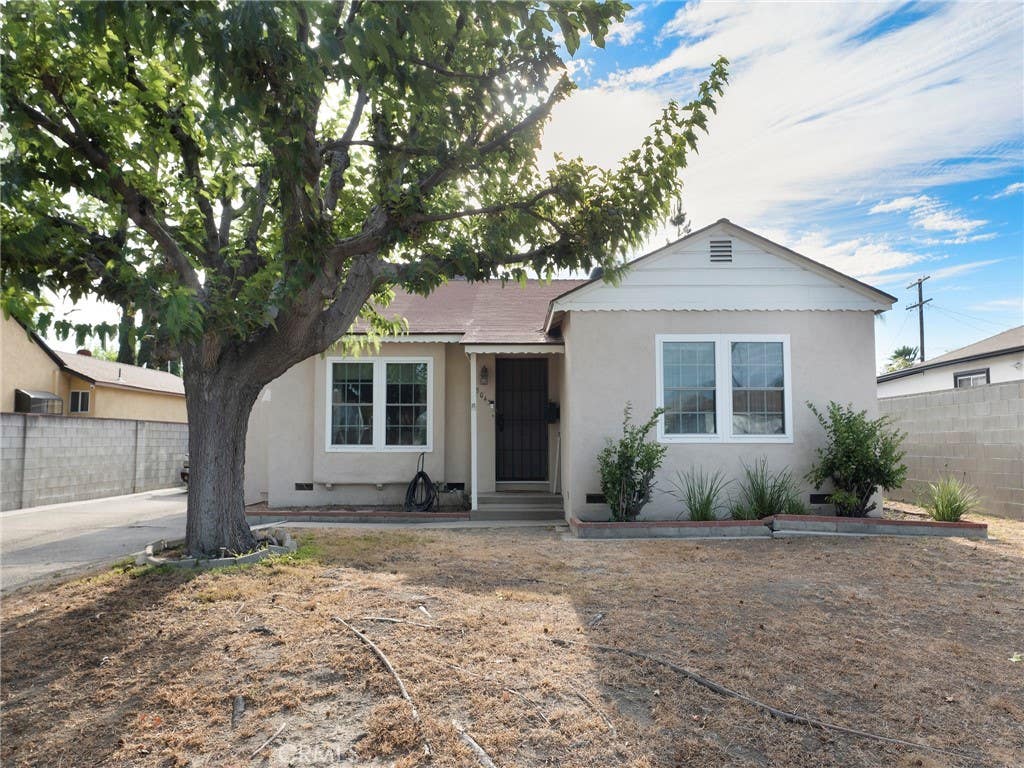 Photo of 8043 Rhodes AVE, North Hollywood, CA 91605 (MLS # SR26138113)