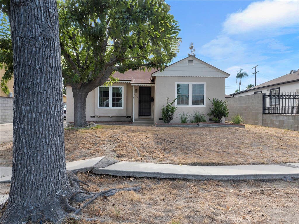 Photo of 8043 Rhodes AVE, North Hollywood, CA 91605 (MLS # SR26138113)