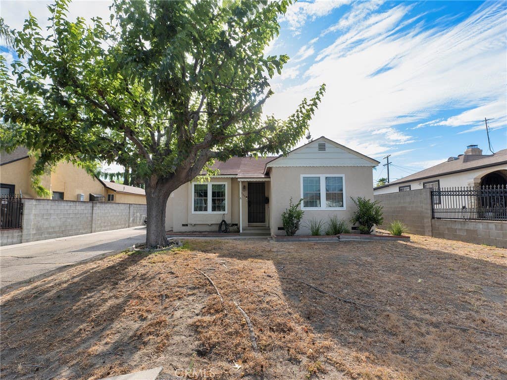Photo of 8043 Rhodes AVE, North Hollywood, CA 91605 (MLS # SR26138113)