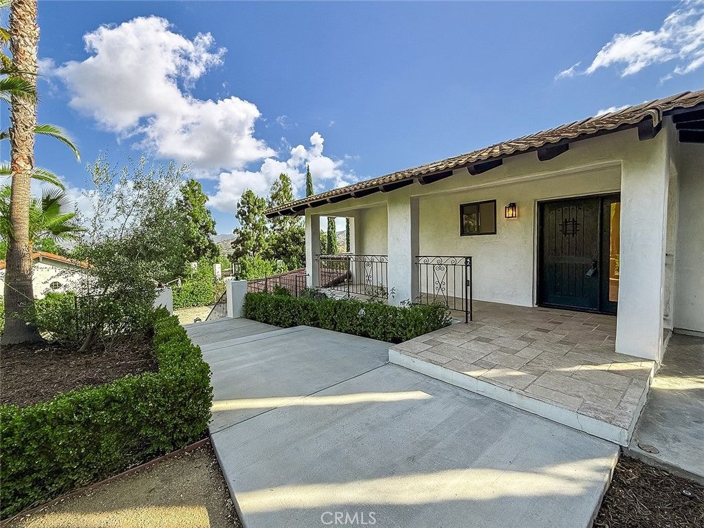 Photo of 567 Lone Oak Dr, Thousand Oaks, CA 91362 (MLS # OC26052745)